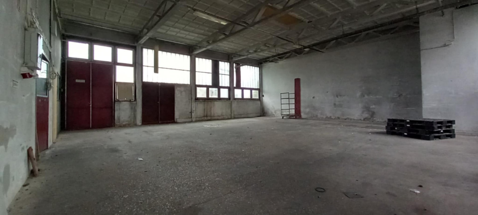 Pécsett az autópálya közelében raktár / műhely kiadó