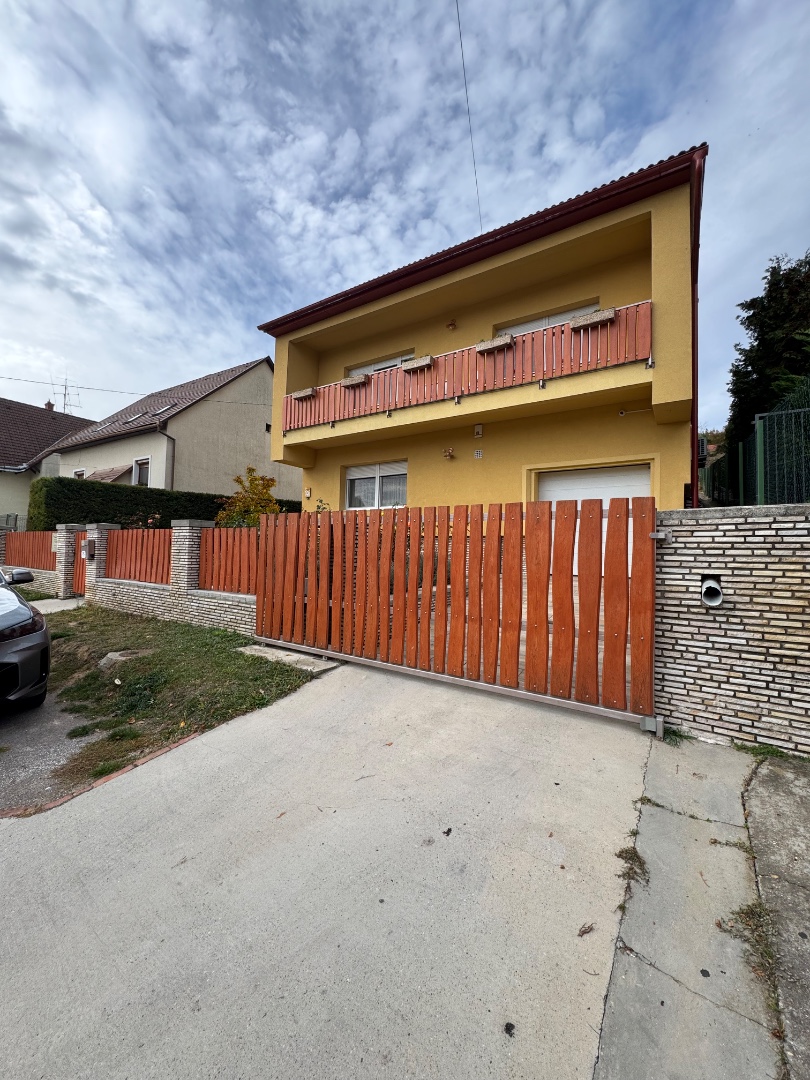 Tettye-park szomszédságában, prémium minőségű 3 lakásos családi ház eladó! - Kép 2