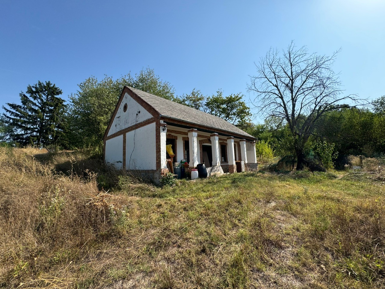 Eladó tanya lakható épület