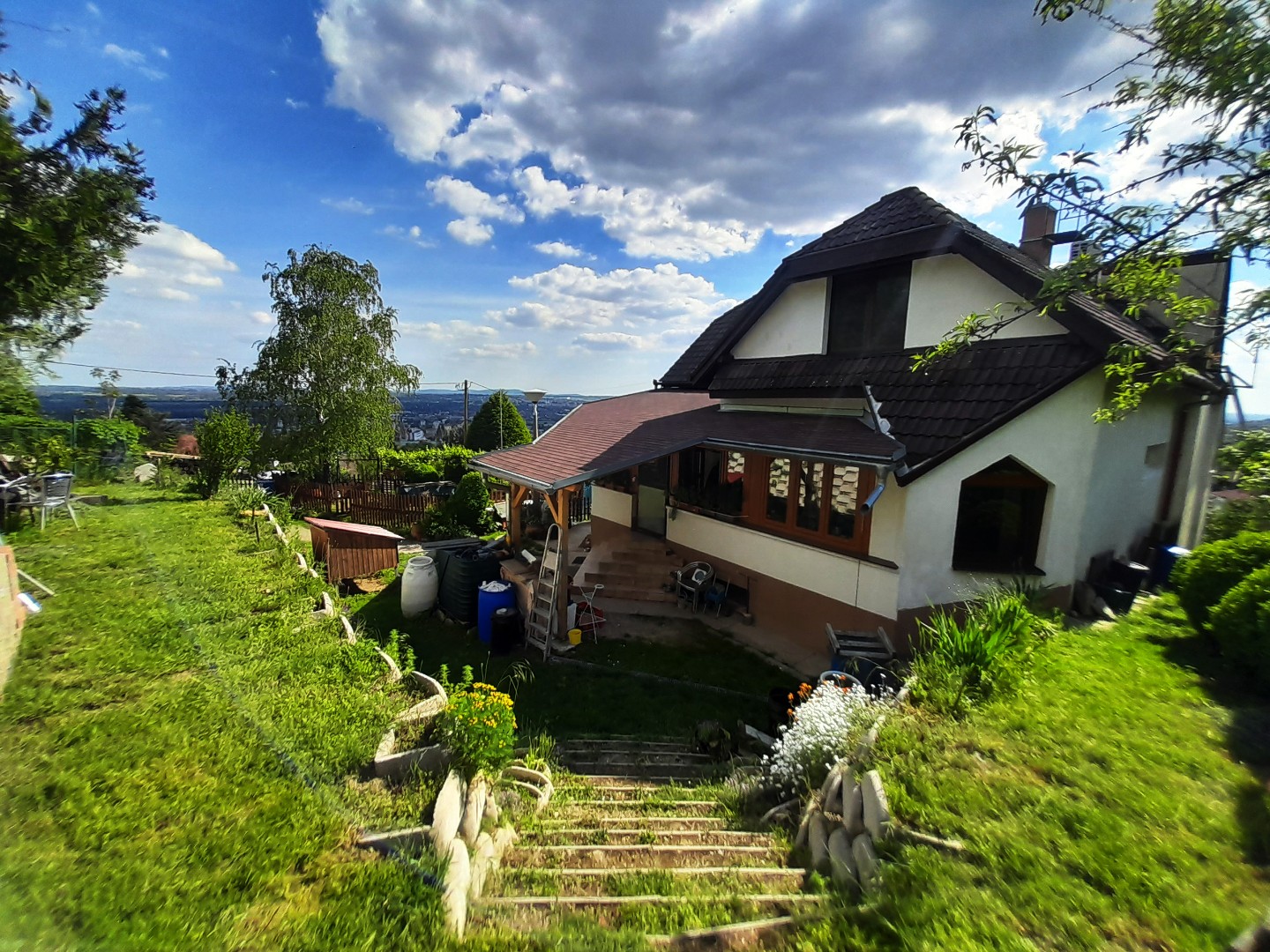 Mecsek-oldalban örökpanorámás 4 hálós, 2 fürdős, napelemes ház eladó - Kép 10