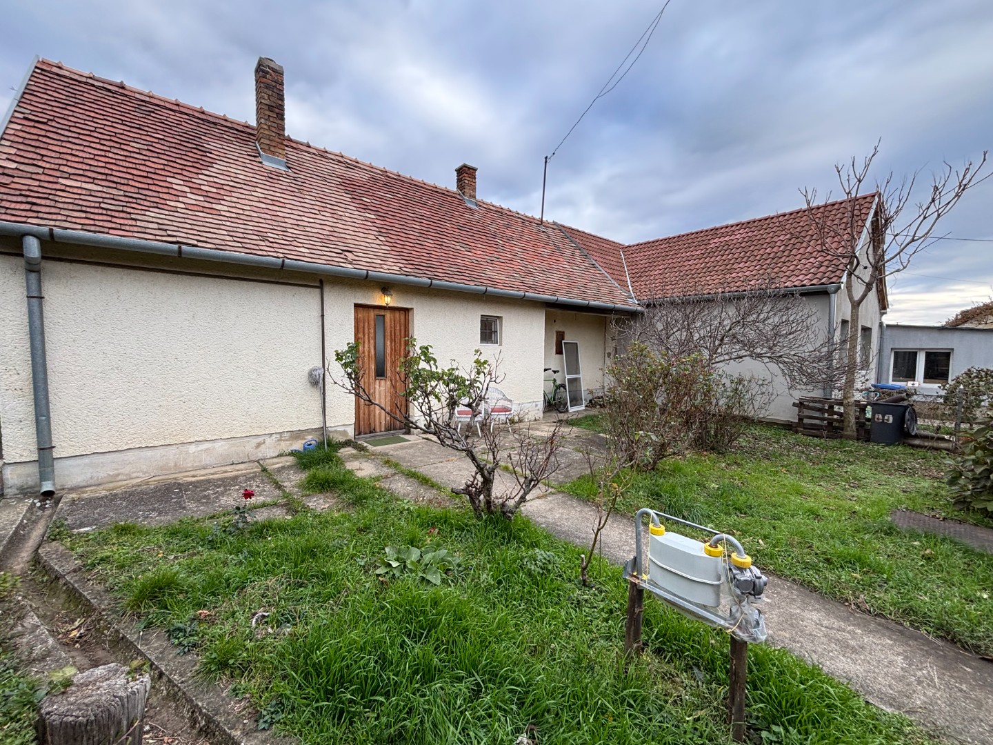 Pécs zöldövezeti részén, családi házas környezetben, 50 m2-es, jó állapotú, kertes ikerház eladó! - Kép 18