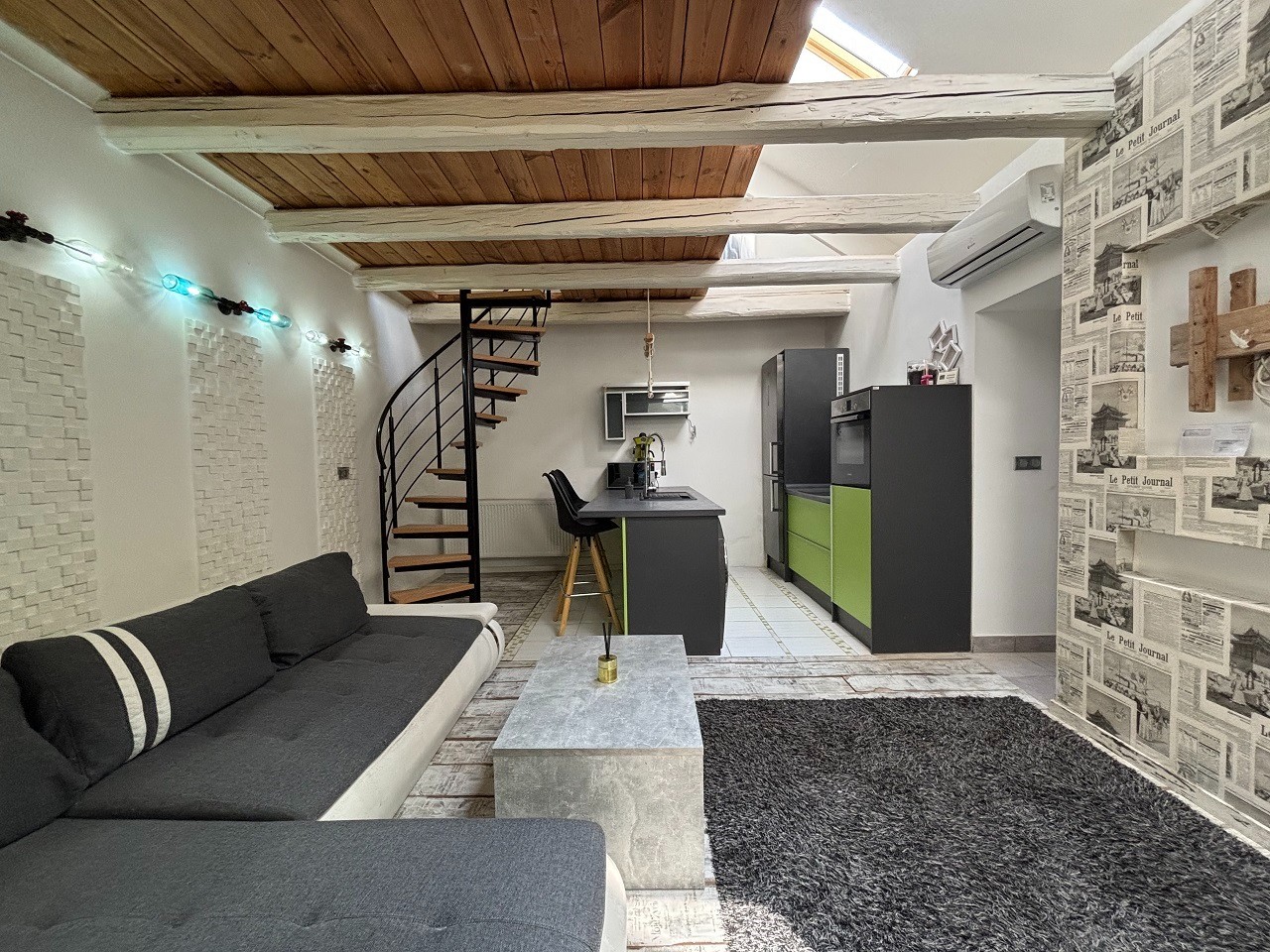 Pécsett a Belváros peremén az Ady Endre utcában teljesen felújított, klímás, sorház beépítésű galériás lakás, kis udvarral eladó! - Kép 15