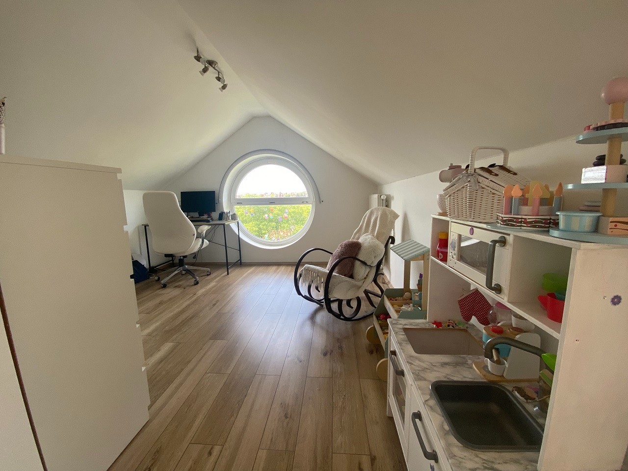 Pécsett a Diósi városrészen újszerű, lakóparki, panorámás, 2,5 szobás, tégla lakás, önálló garázzsal eladó! - Kép 9