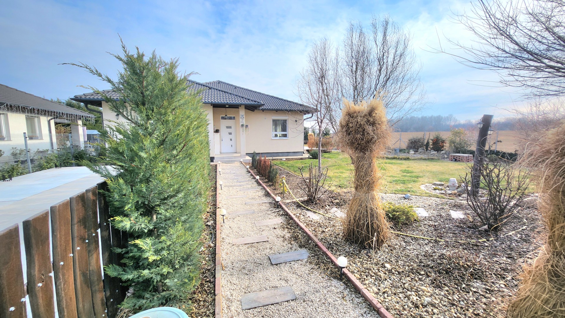 Eladó igényes családi ház Dunavarsányban – tágas terek, gondozott kert, kiváló elhelyezkedés!