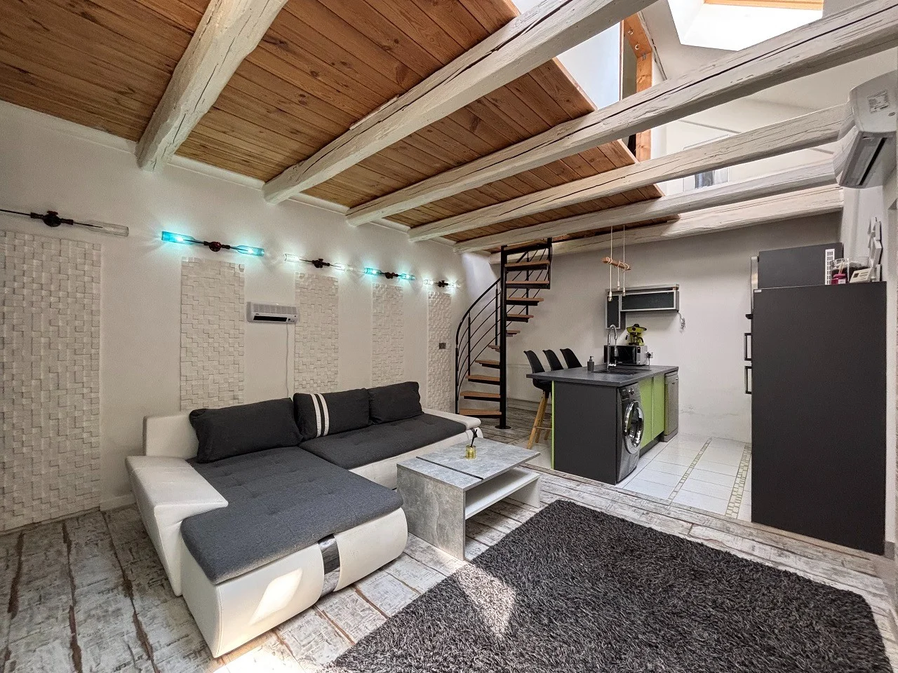 Pécsett a Belváros peremén az Ady Endre utcában teljesen felújított, klímás, sorház beépítésű galériás lakás, kis udvarral eladó! - Kép 3