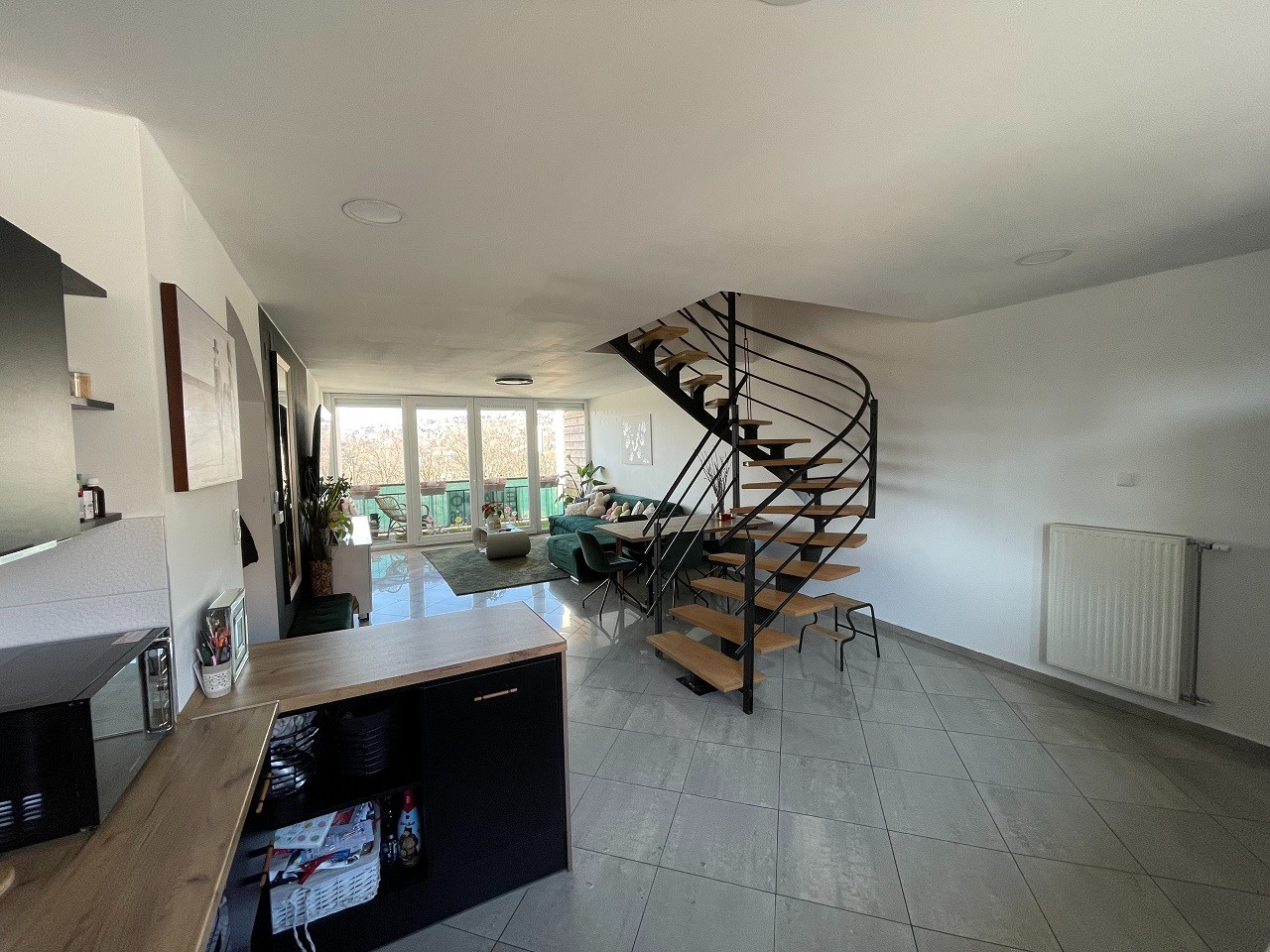 Pécsett a Diósi városrészen újszerű, lakóparki, panorámás, 2,5 szobás, tégla lakás, önálló garázzsal eladó!