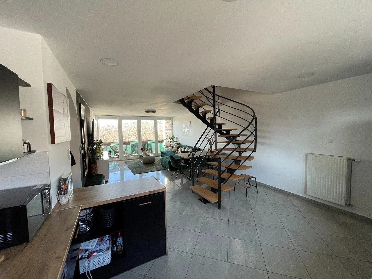 Pécsett a Diósi városrészen újszerű, lakóparki, panorámás, 2,5 szobás, tégla lakás, önálló garázzsal eladó!