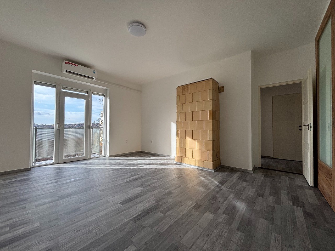 Komló Kenderföldi részén, teljes körűen felújított, napfényes, erkélyes, panorámás, 2 szobás téglalakás eladó! - Kép 6