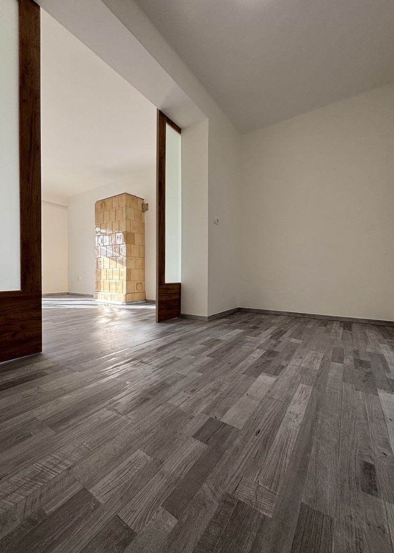 Komló Kenderföldi részén, teljes körűen felújított, napfényes, erkélyes, panorámás, 2 szobás téglalakás eladó! - Kép 10