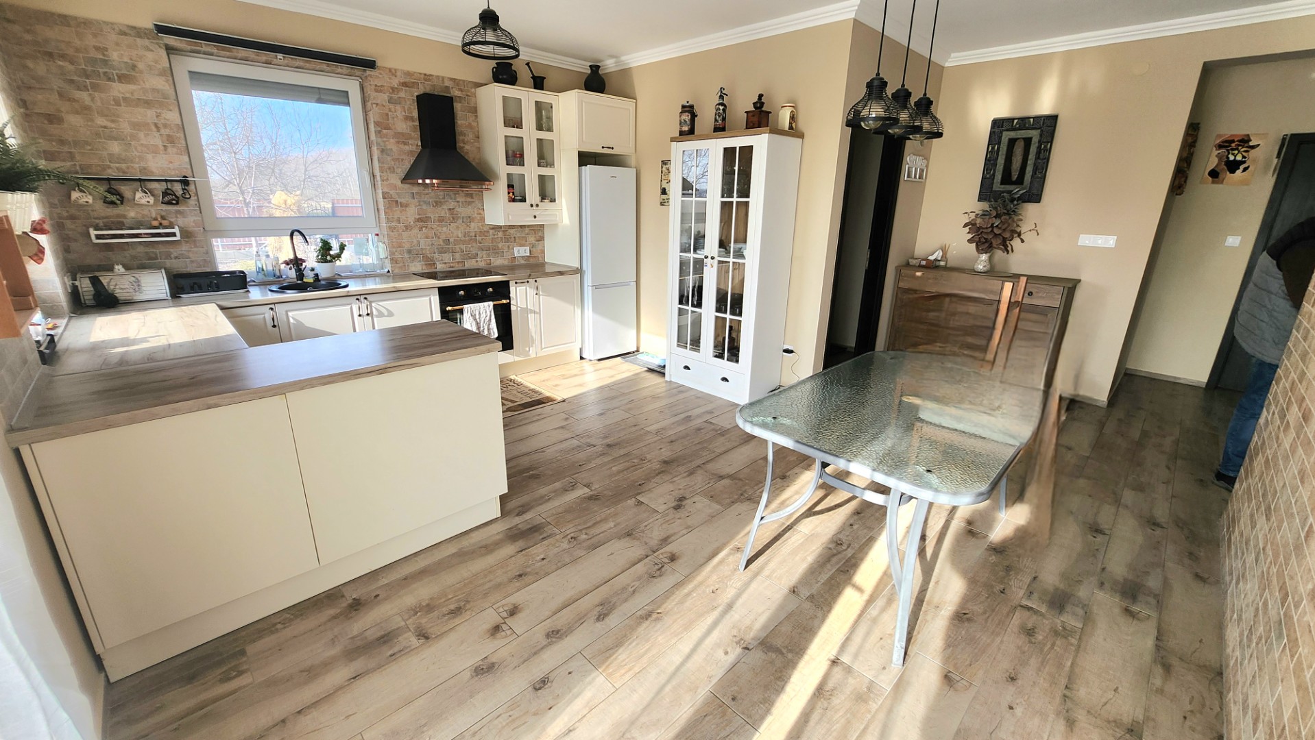 Eladó igényes családi ház Dunavarsányban – tágas terek, gondozott kert, kiváló elhelyezkedés! - Kép 3