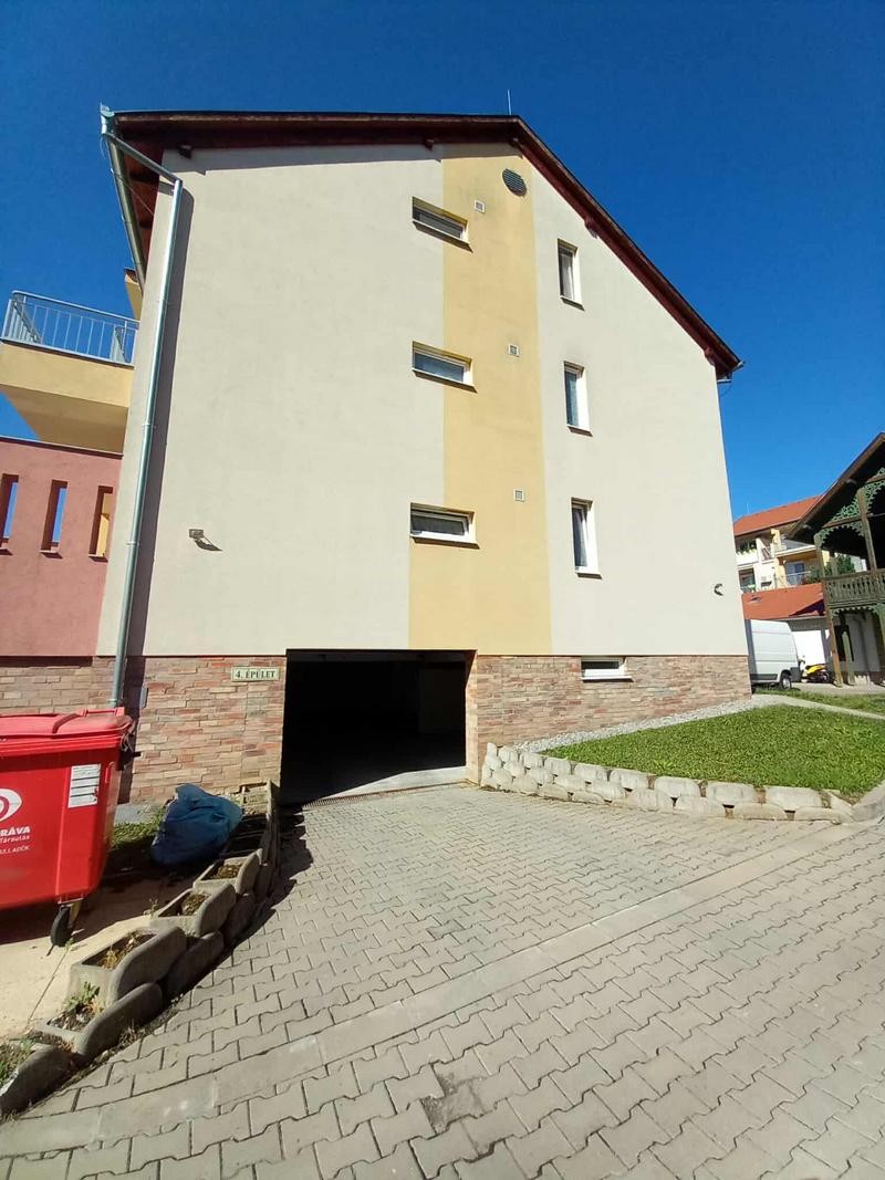 Parkolóhely kiadó Pécsett – Szigeti út, focipályával szemben!