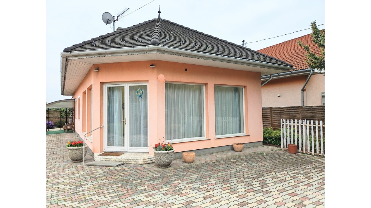 🏡 Eladó tetőteres családi ház Csepel határán – medencével, dupla garázzsal!