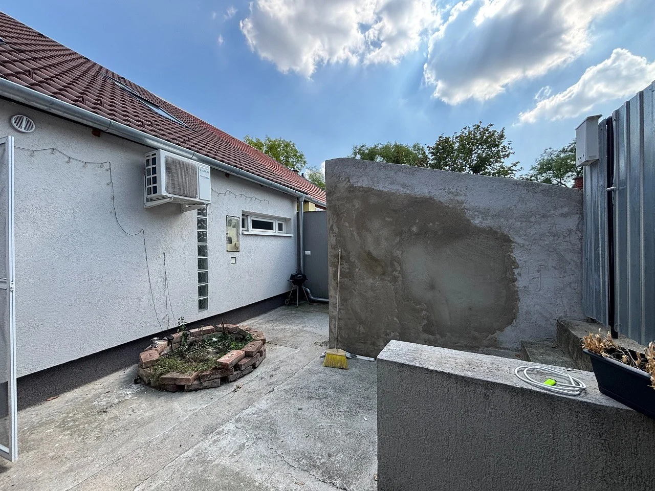 Pécsett a Belváros peremén az Ady Endre utcában teljesen felújított, klímás, sorház beépítésű galériás lakás, kis udvarral eladó! - Kép 18