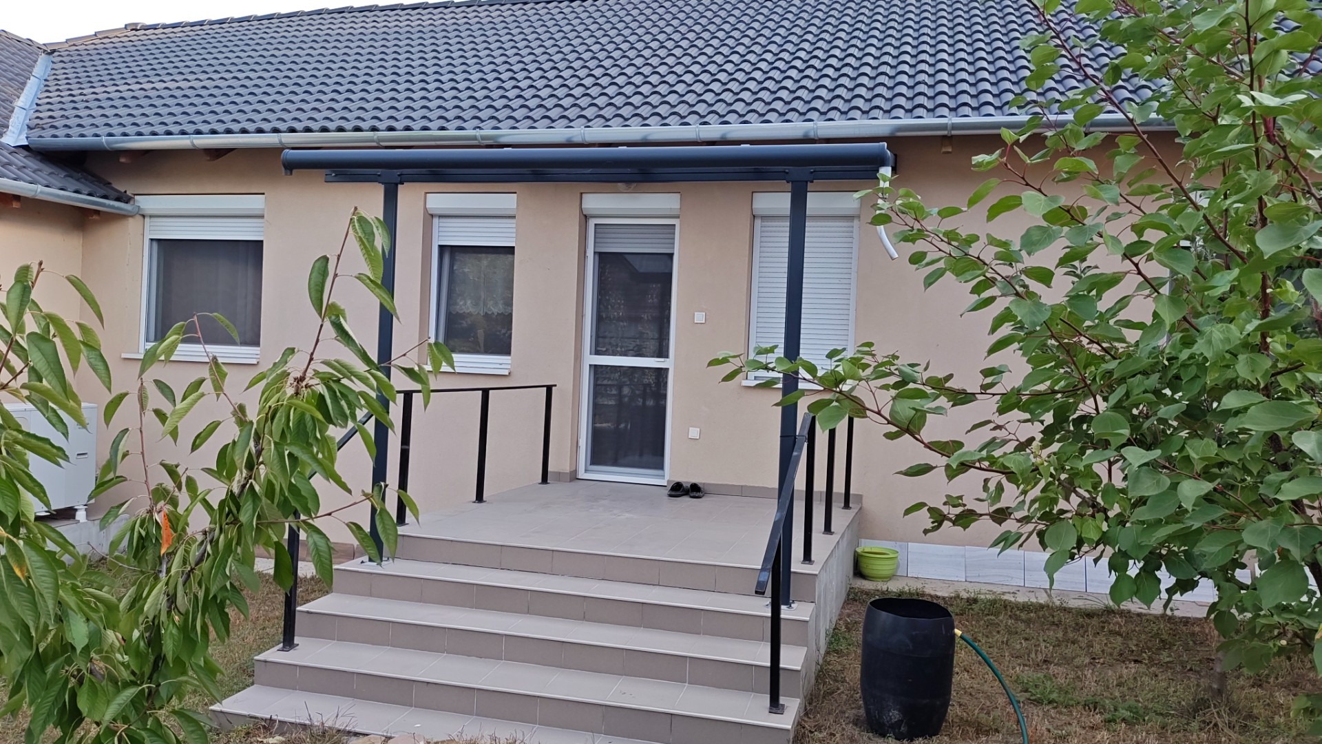 Modern sorház eladó Tökölön – 2022-es építés, energiatakarékos megoldásokkal!