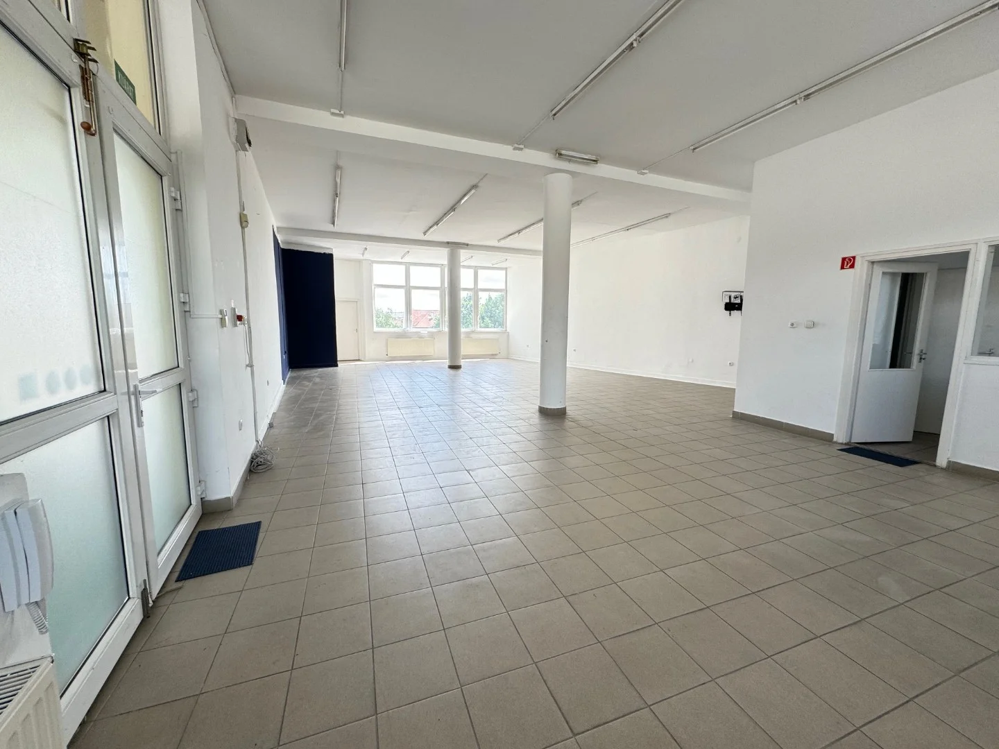 Kiadó utcafronti üzlet - Kép 3