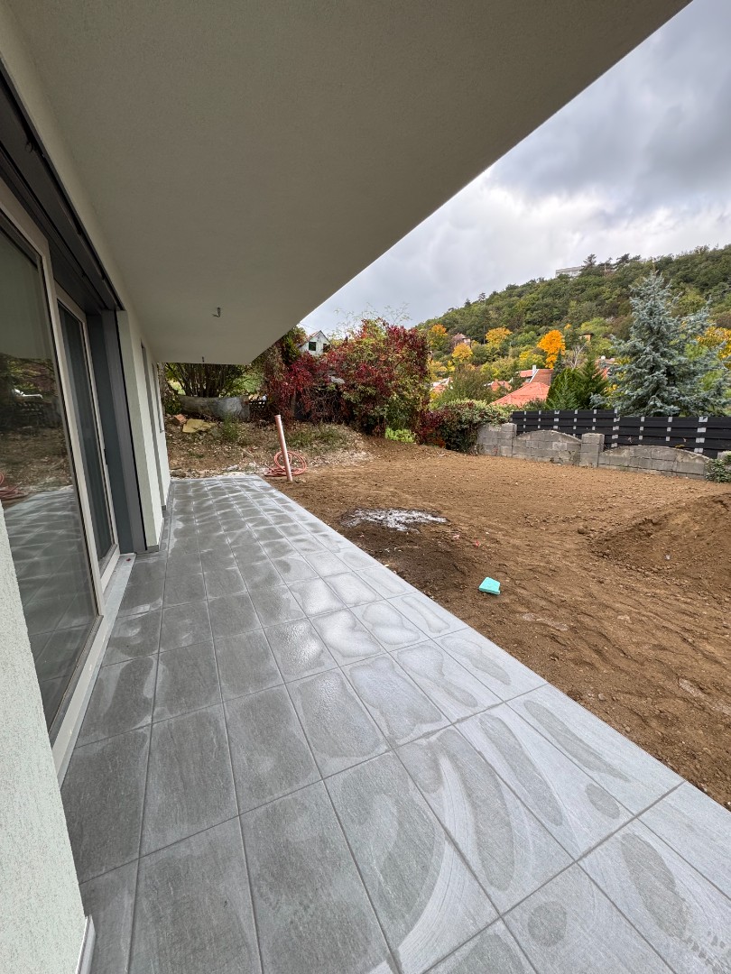 Új luxus lakás panorámával, kertkapcsolattal eladó a Mecseken