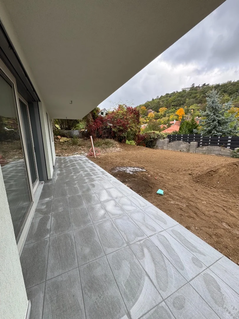 Új luxus lakás panorámával, kertkapcsolattal eladó a Mecseken