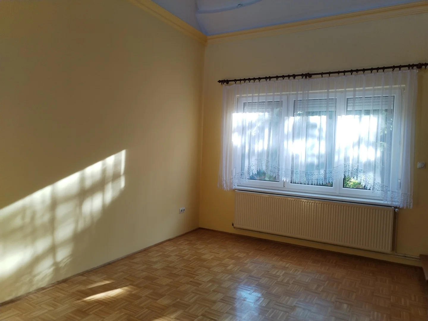 Családi ház gondozott udvarral eladó - Kép 9