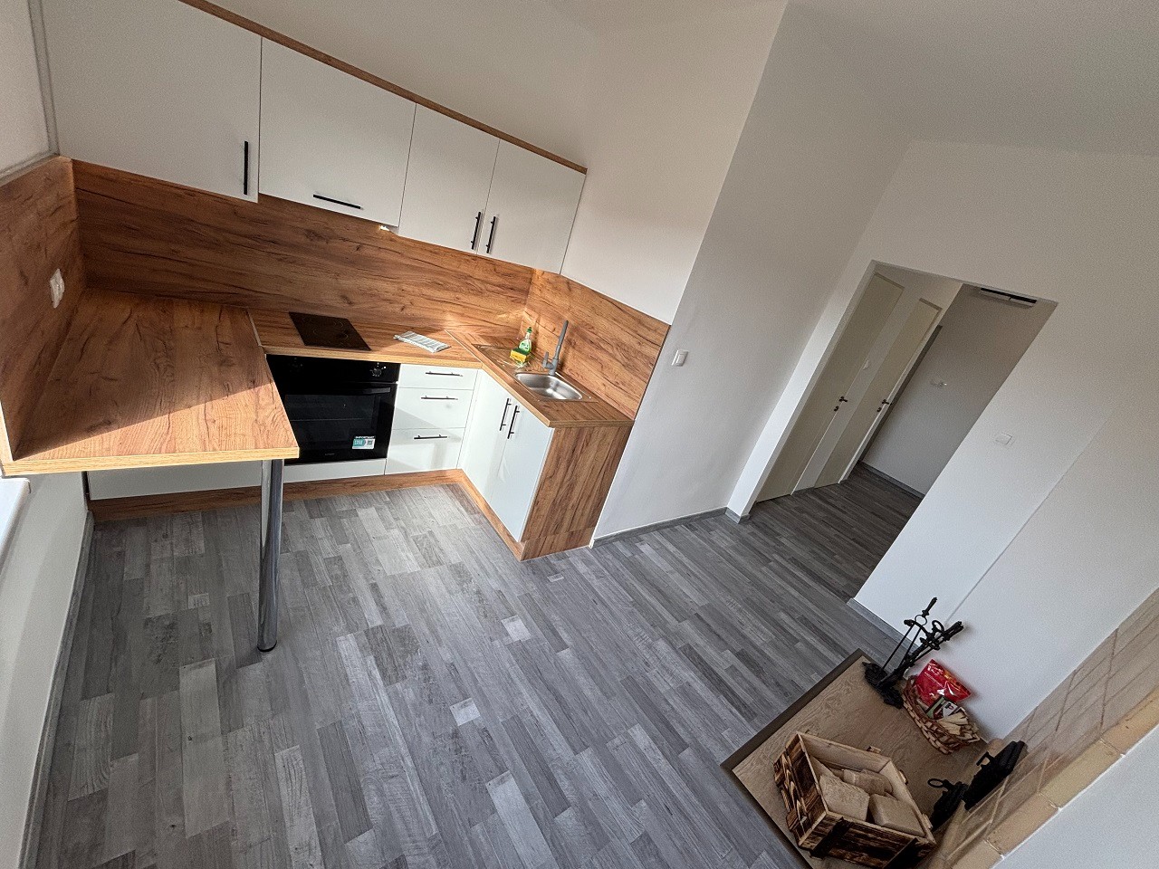 Komló Kenderföldi részén, teljes körűen felújított, napfényes, erkélyes, panorámás, 2 szobás téglalakás eladó! - Kép 3