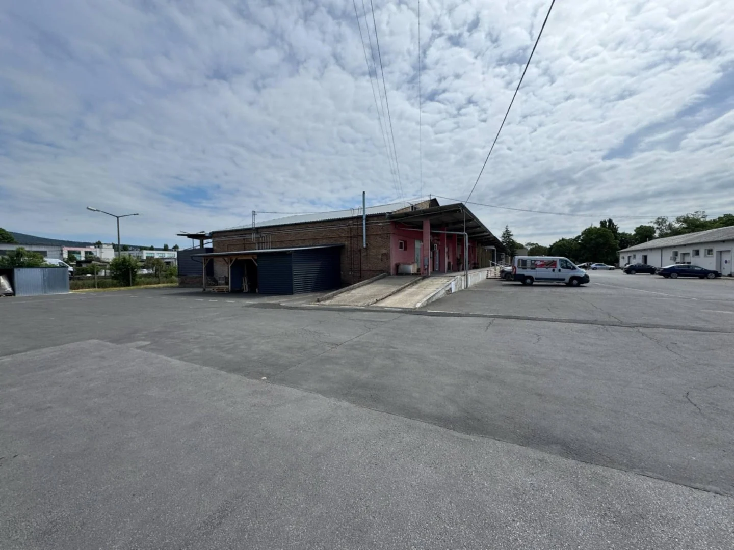 KIADÓ ÜZLET - RAKTÁR - IRODA - Kép 7