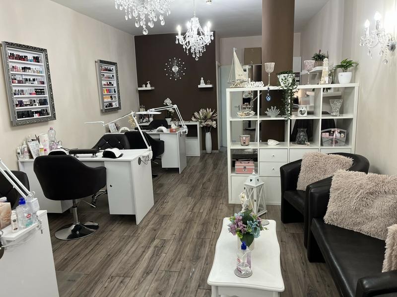 Eladó üzlethelyiség forgalmas üzletházban