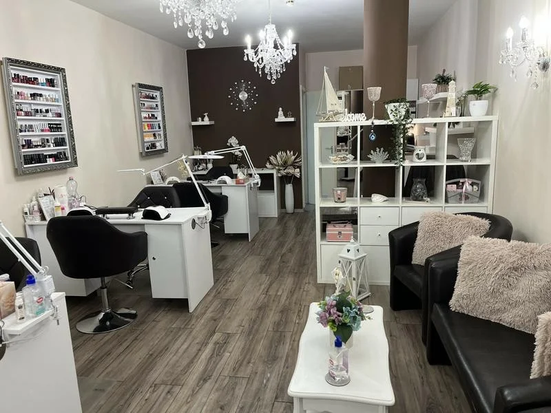 Eladó üzlethelyiség forgalmas üzletházban