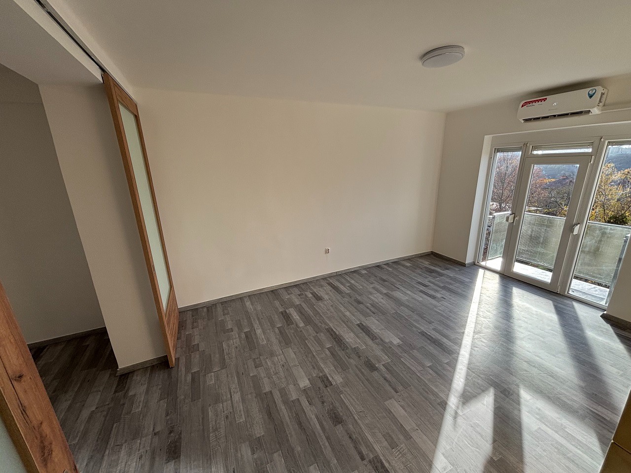 Komló Kenderföldi részén, teljes körűen felújított, napfényes, erkélyes, panorámás, 2 szobás téglalakás eladó! - Kép 4