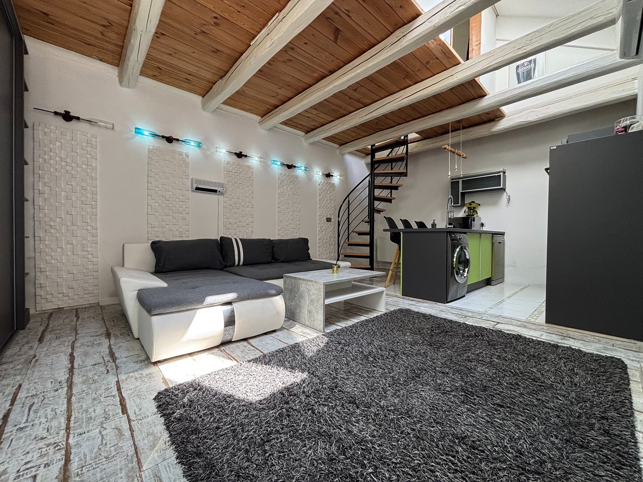 Pécsett a Belváros peremén az Ady Endre utcában teljesen felújított, klímás, sorház beépítésű galériás lakás, kis udvarral eladó! - Kép 2