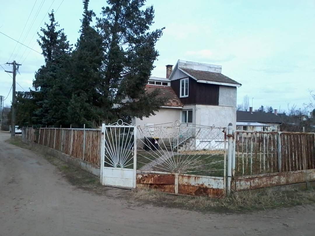 Sámsonkert közkedvelt utcáján eladó telek kis házzal