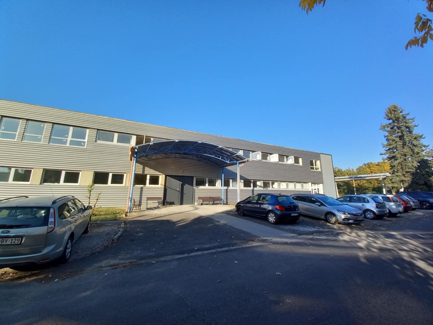 Kiadó iroda / szolgáltató helyiség Pécs frekventált részén – modernizált, világos, rugalmasan alakítható tér!