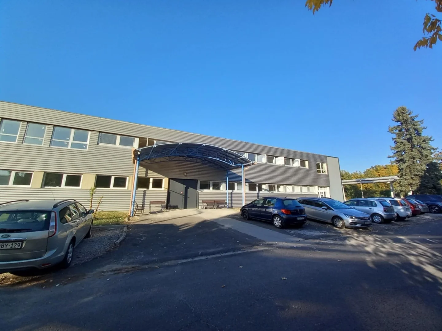 Kiadó iroda / szolgáltató helyiség Pécs frekventált részén – modernizált, világos, rugalmasan alakítható tér!