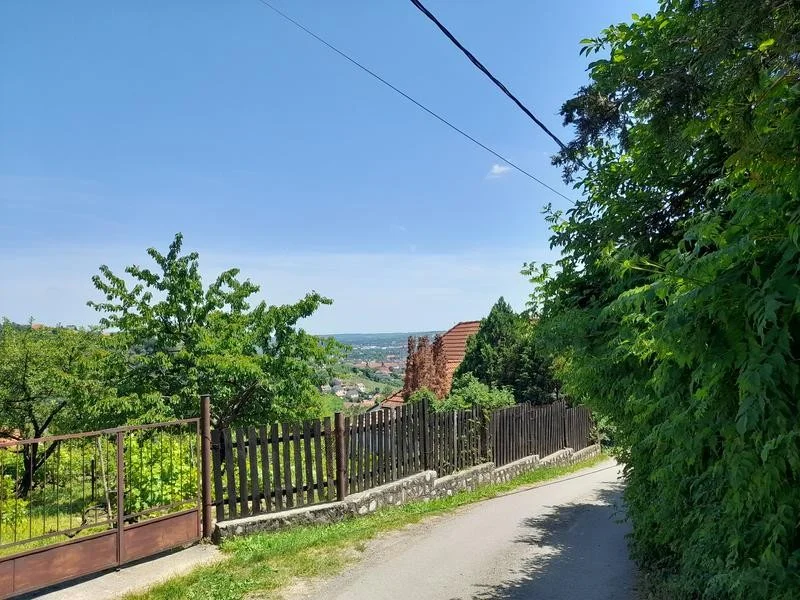 Eladó zártkerti telek