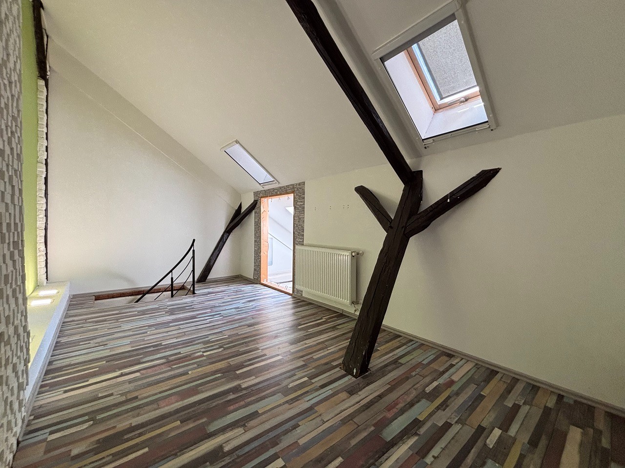 Pécsett a Belváros peremén az Ady Endre utcában teljesen felújított, klímás, sorház beépítésű galériás lakás, kis udvarral eladó! - Kép 8