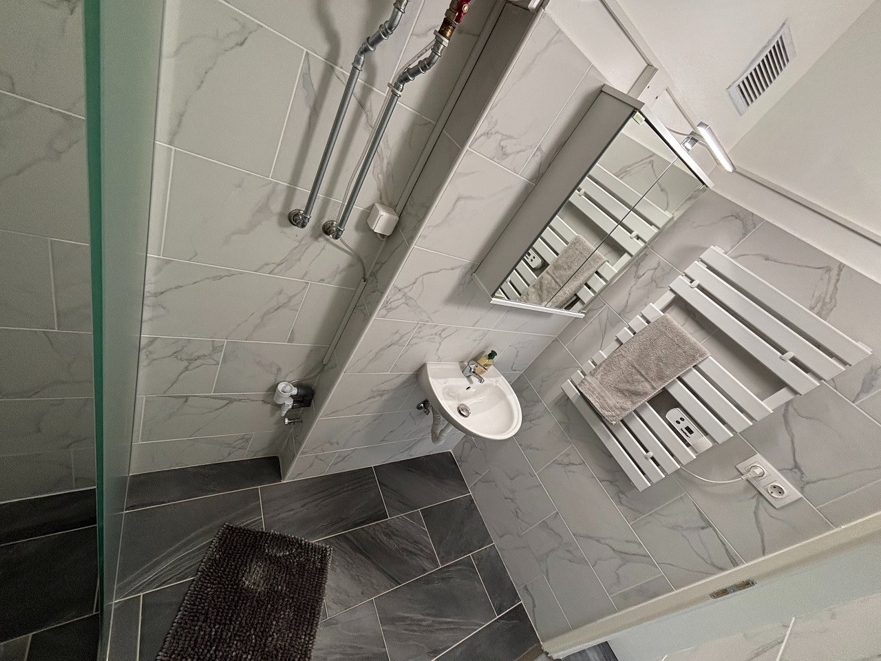 Komló Kenderföldi részén, teljes körűen felújított, napfényes, erkélyes, panorámás, 2 szobás téglalakás eladó! - Kép 14