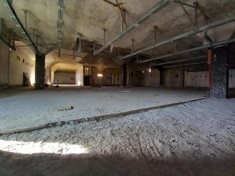 Kiadó tágas mélyföldszinti  helyiség, Pécs egyik legforgalmasabb szolgáltató és ipari központjában!