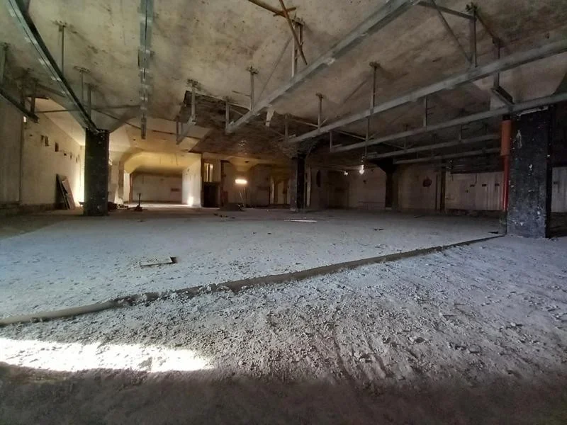 Kiadó tágas mélyföldszinti helyiség, Pécs egyik legforgalmasabb szolgáltató és ipari központjában!