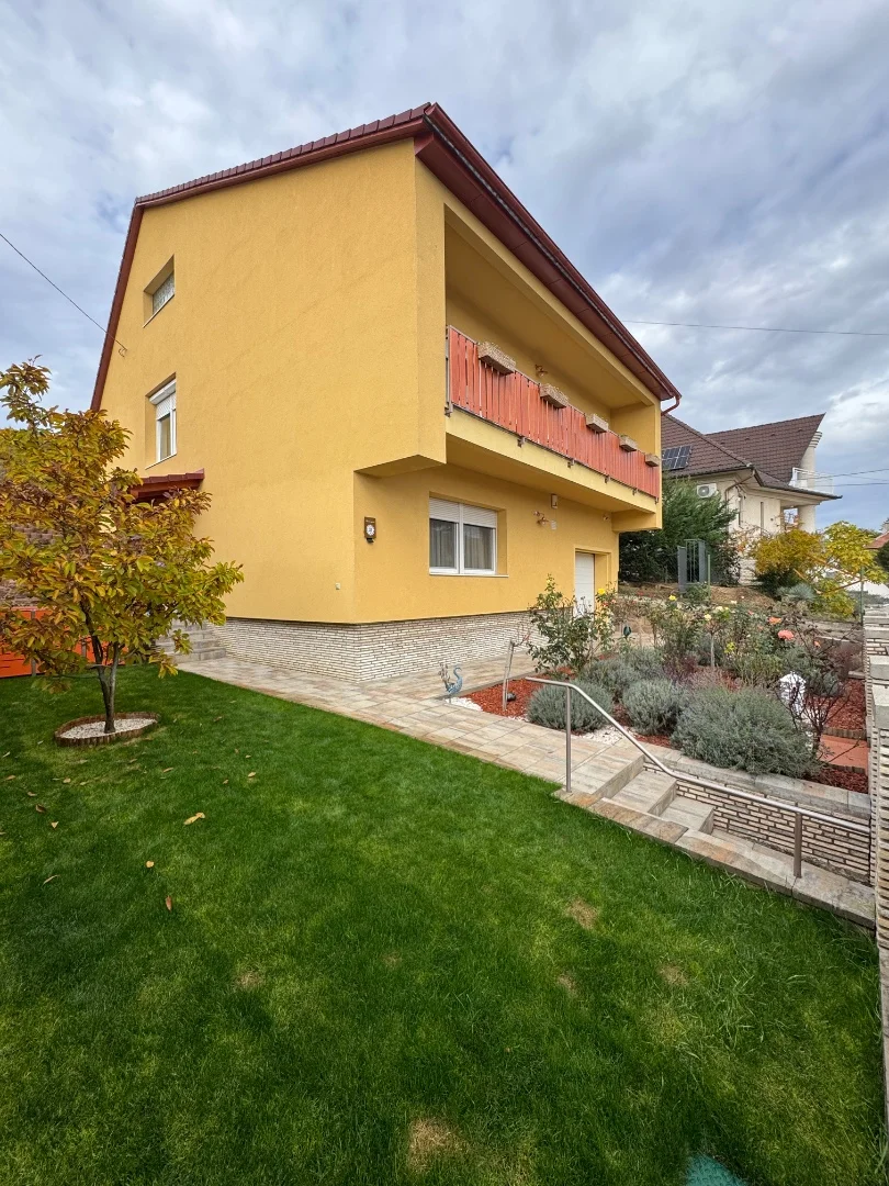 Tettye-park szomszédságában, prémium minőségű 3 lakásos családi ház eladó!