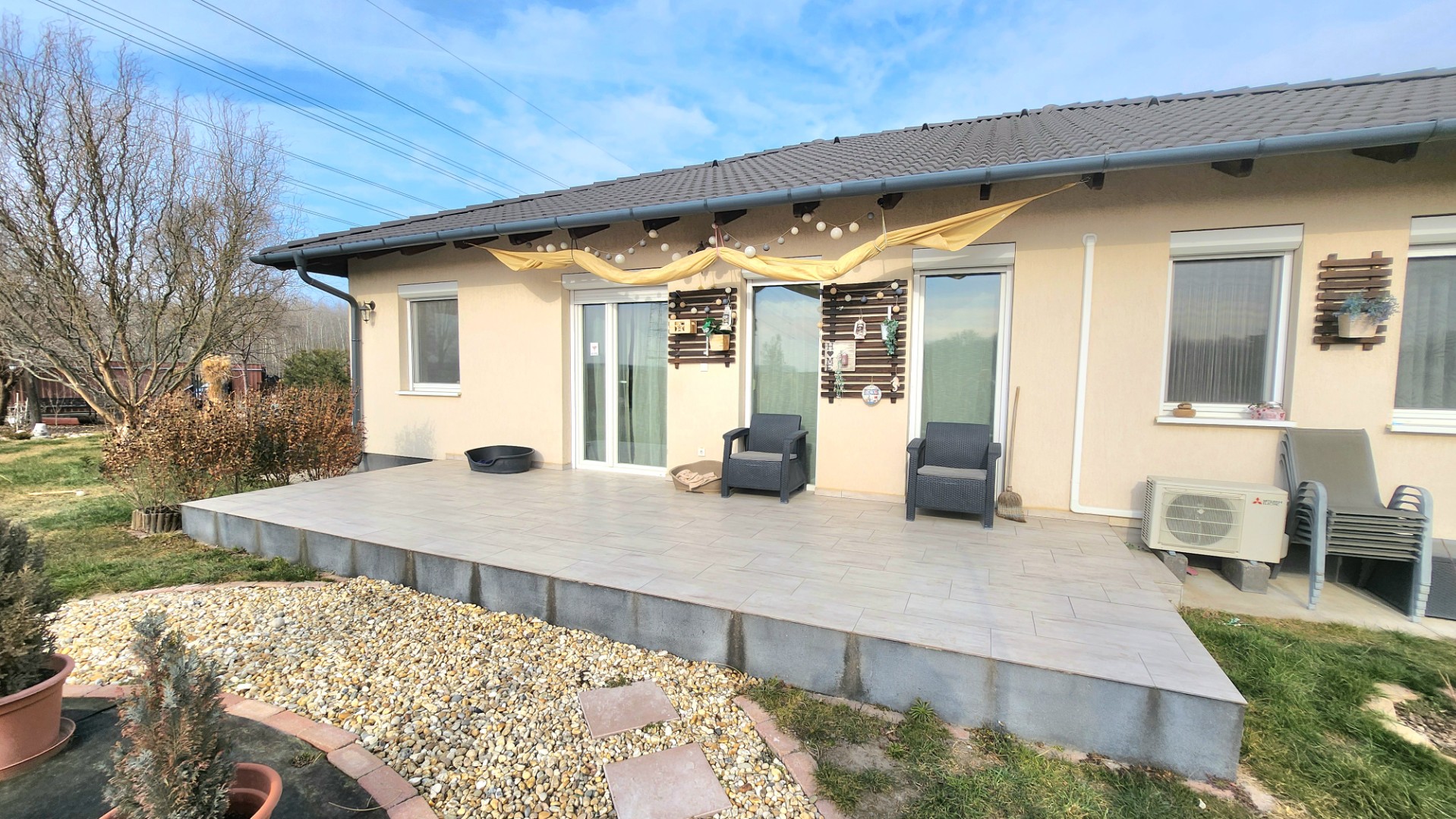 Eladó igényes családi ház Dunavarsányban – tágas terek, gondozott kert, kiváló elhelyezkedés! - Kép 2