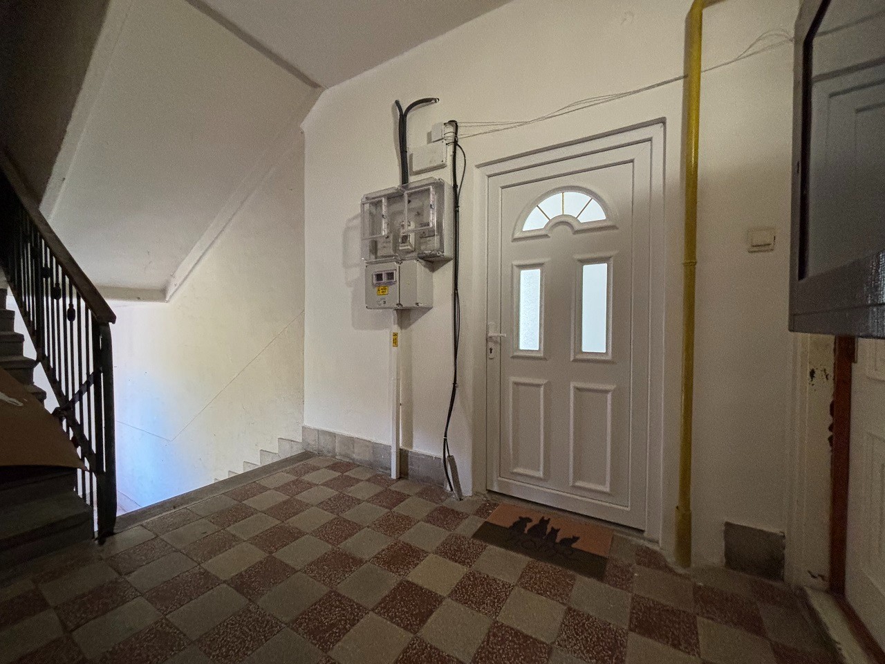 Komló Kenderföldi részén, teljes körűen felújított, napfényes, erkélyes, panorámás, 2 szobás téglalakás eladó! - Kép 19