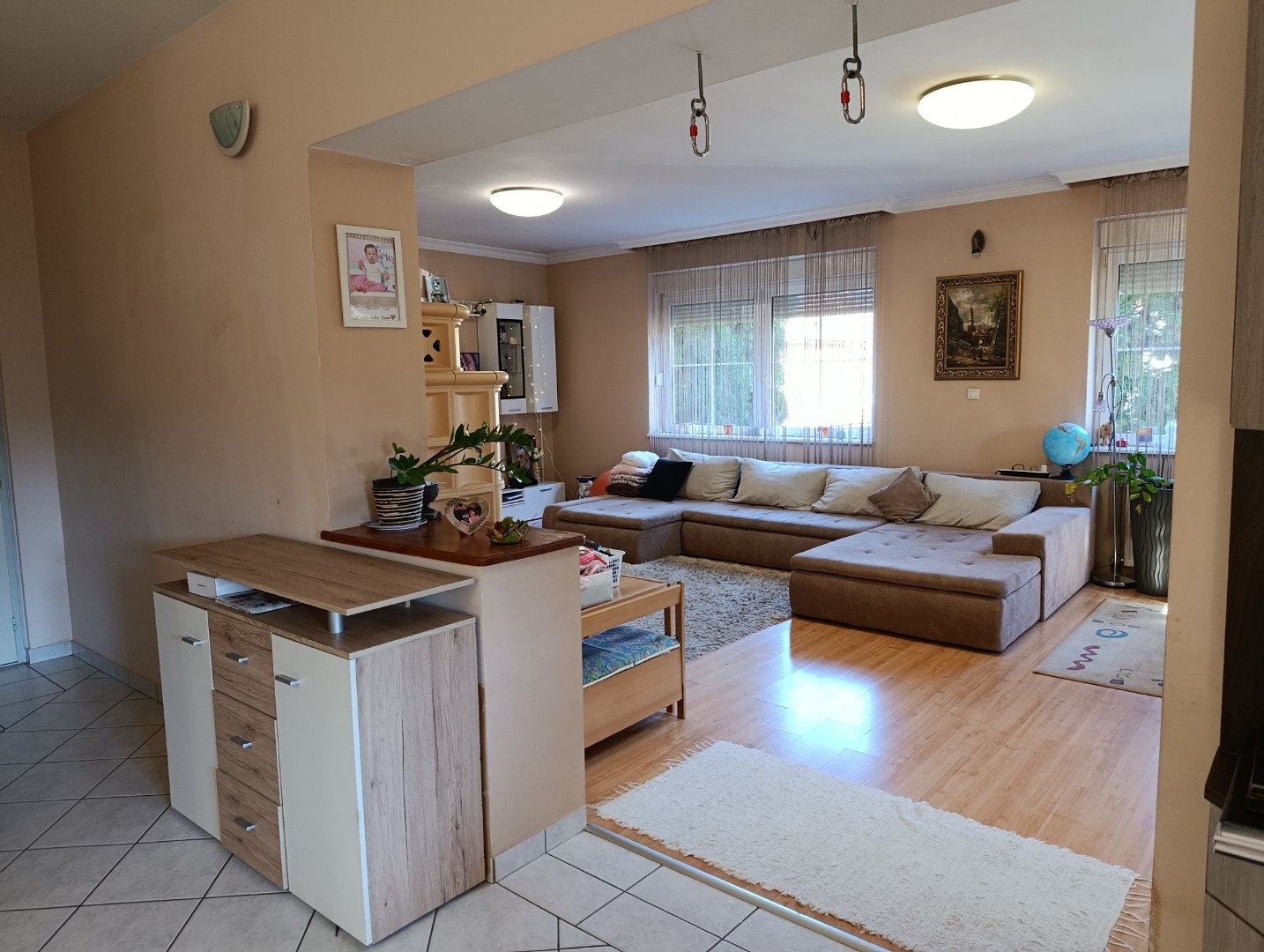 Veresegyház Pamut tó közelében kiváló állapotú, 5 szobás, 2 fürdős, erkélyes, teraszos családi ház