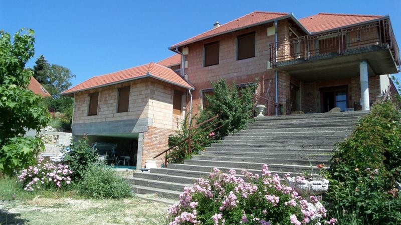 Pécs Donátusban csodálatos körpanorámával rendelkező modern mediterrán villa eladó!