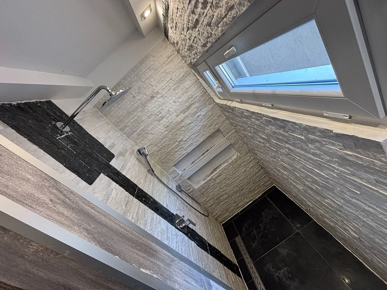 Pécsett a Belváros peremén az Ady Endre utcában teljesen felújított, klímás, sorház beépítésű galériás lakás, kis udvarral eladó! - Kép 12