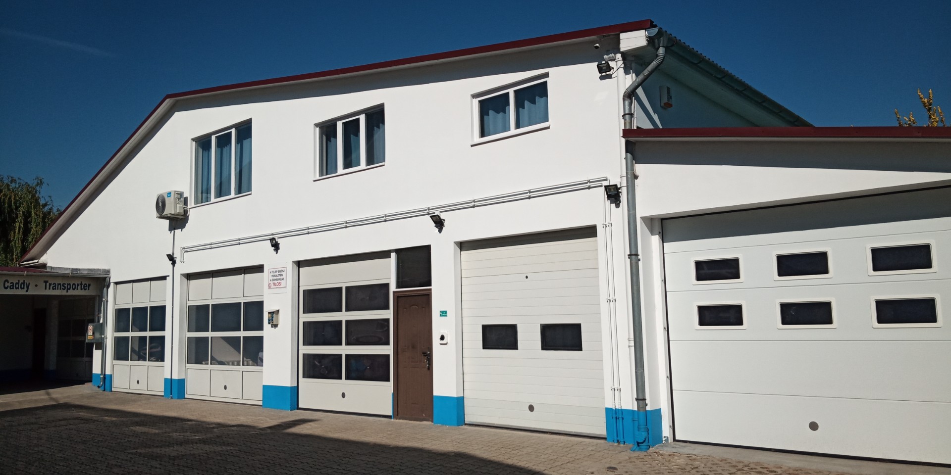 Autószerelő műhelykomplexum és lakások eladók!