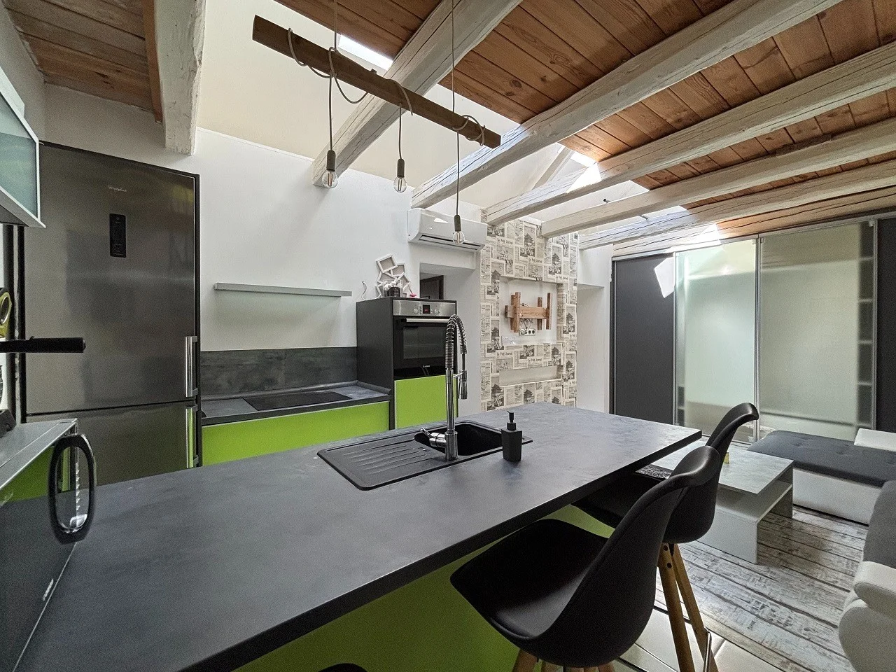 Pécsett a Belváros peremén az Ady Endre utcában teljesen felújított, klímás, sorház beépítésű galériás lakás, kis udvarral eladó! - Kép 7