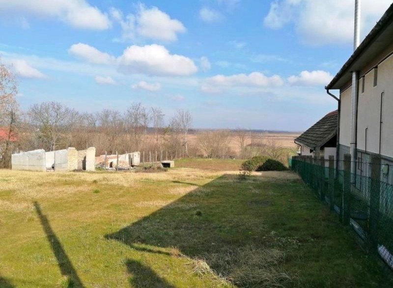 Tóalmáson 1590 m2-es építési telek, összközművel eladó