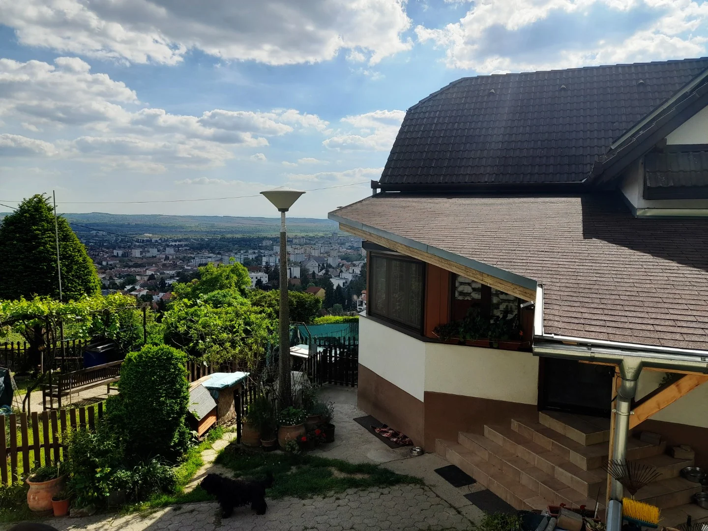 Mecsek-oldalban örökpanorámás 4 hálós, 2 fürdős, napelemes ház eladó