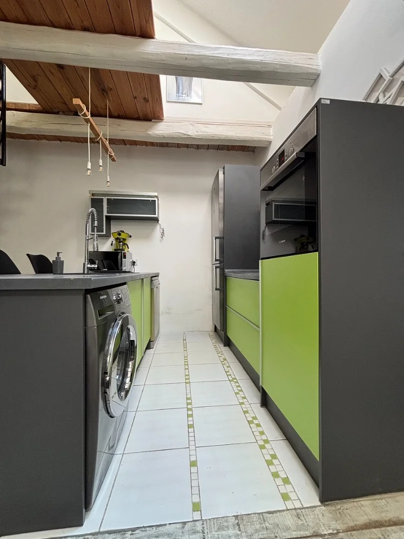 Pécsett a Belváros peremén az Ady Endre utcában teljesen felújított, klímás, sorház beépítésű galériás lakás, kis udvarral eladó! - Kép 16