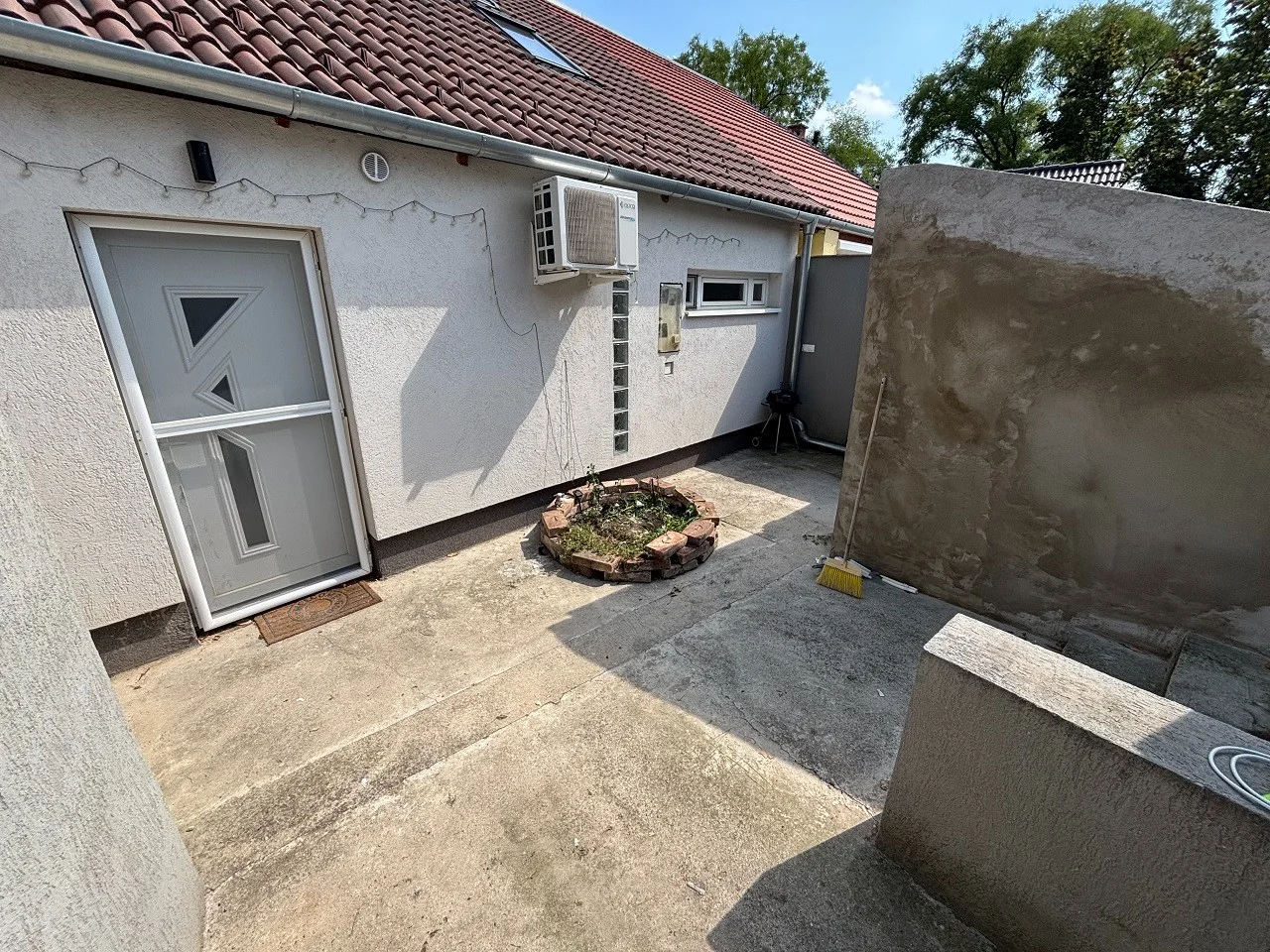 Pécsett a Belváros peremén az Ady Endre utcában teljesen felújított, klímás, sorház beépítésű galériás lakás, kis udvarral eladó! - Kép 20