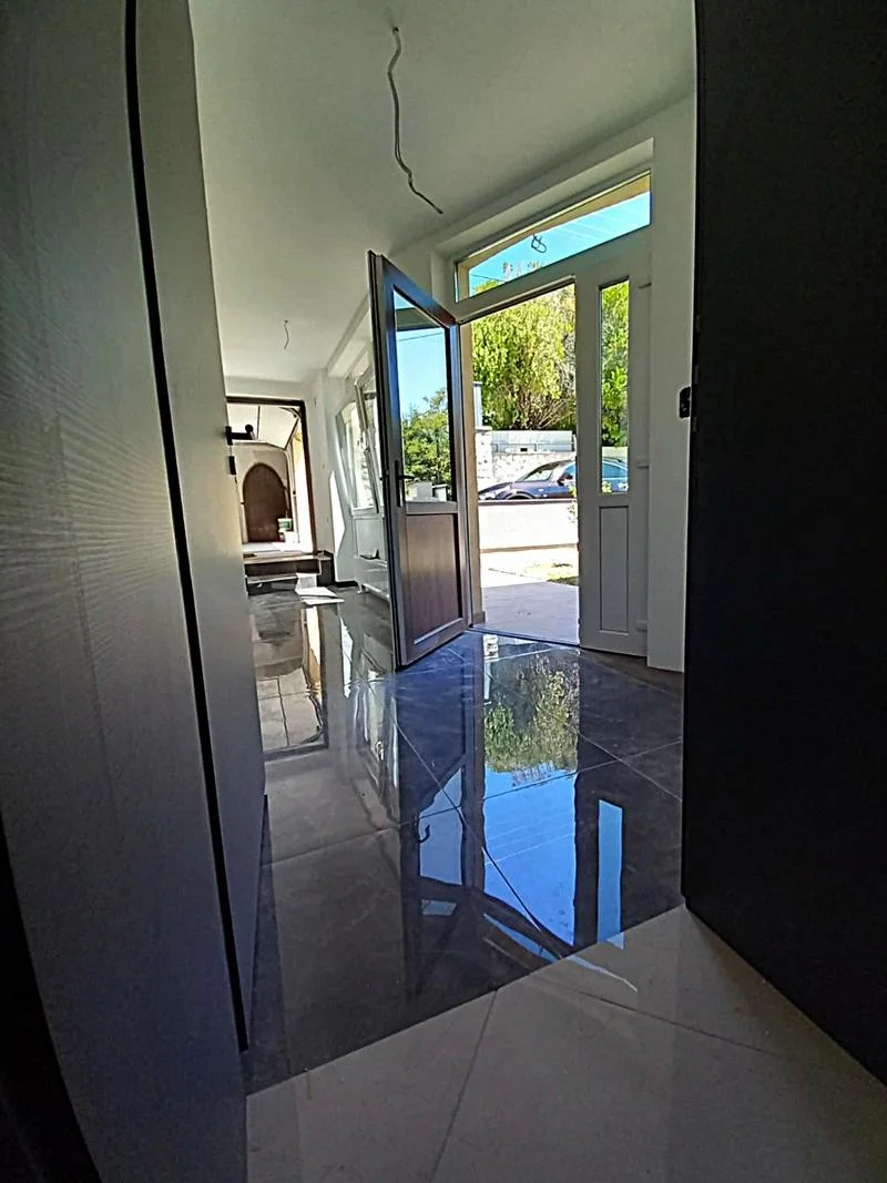 Eladó luxus lakás nagy terasszal - Kép 2