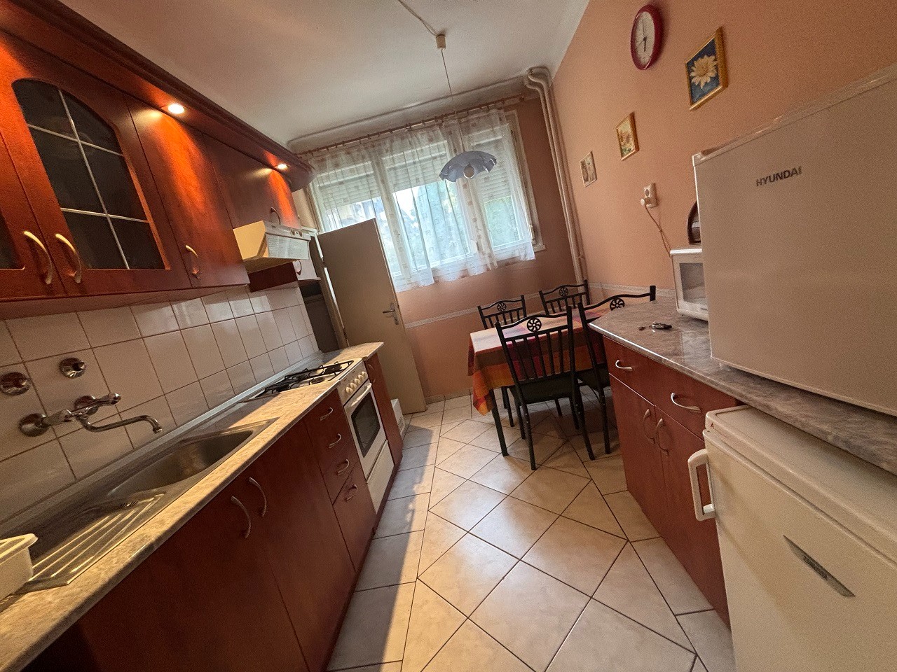 Pécsett az Uránvárosi részen 2.5 szobás, erkélyes, földszinti, téglalakás eladó!